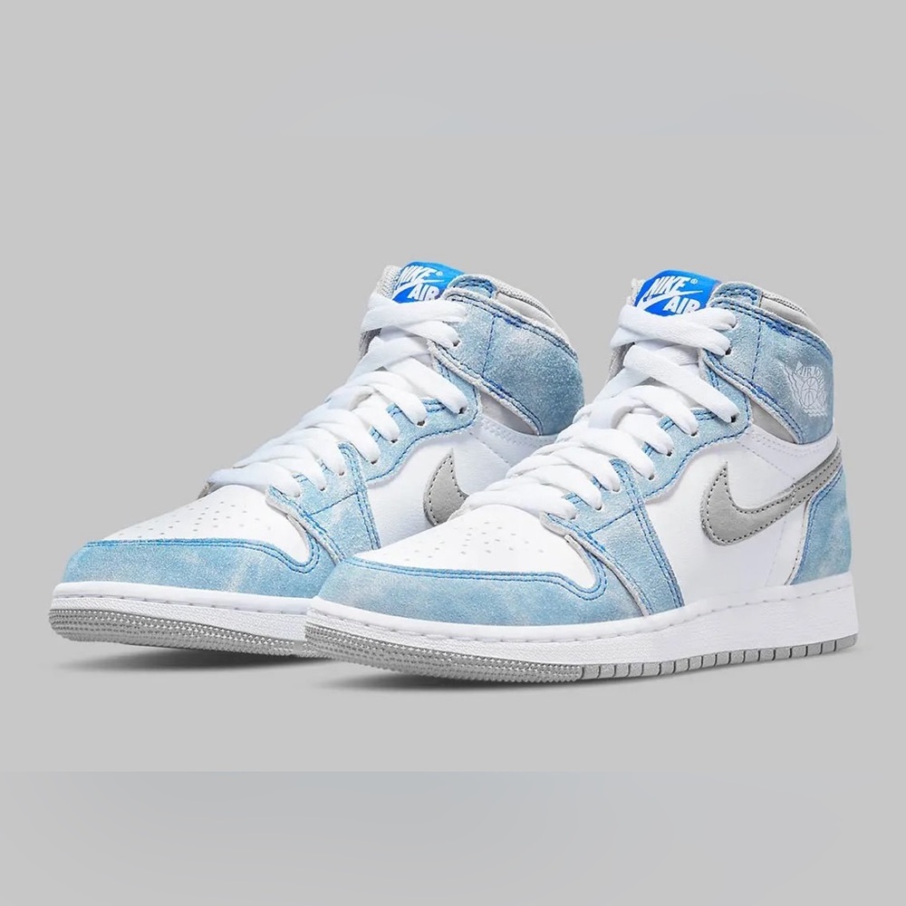 Nike Jordan 1 Retro High in Hyper Royal Smoke